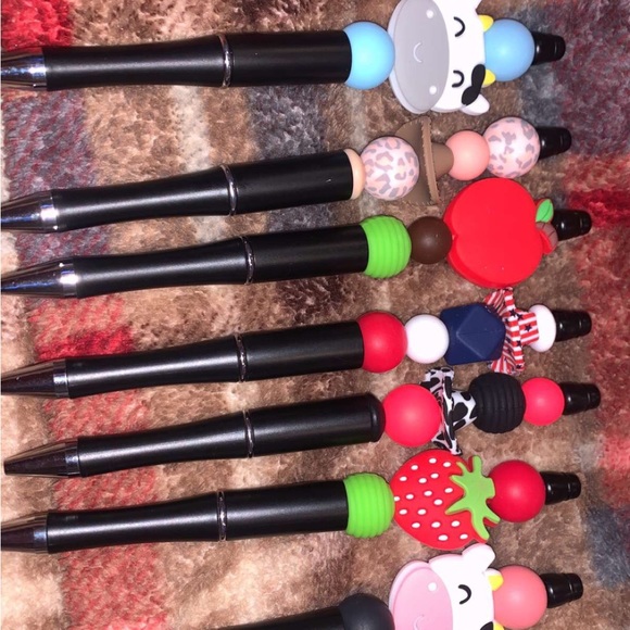 Silicon stretchy key chains, and black designed pins - Picture 3 of 4